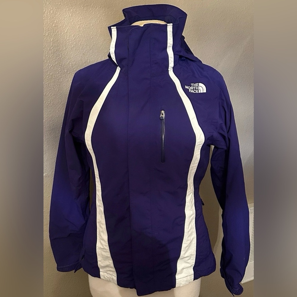 The North Face Women's Blue and White Ski Jacket Size XS w/zip off hood
